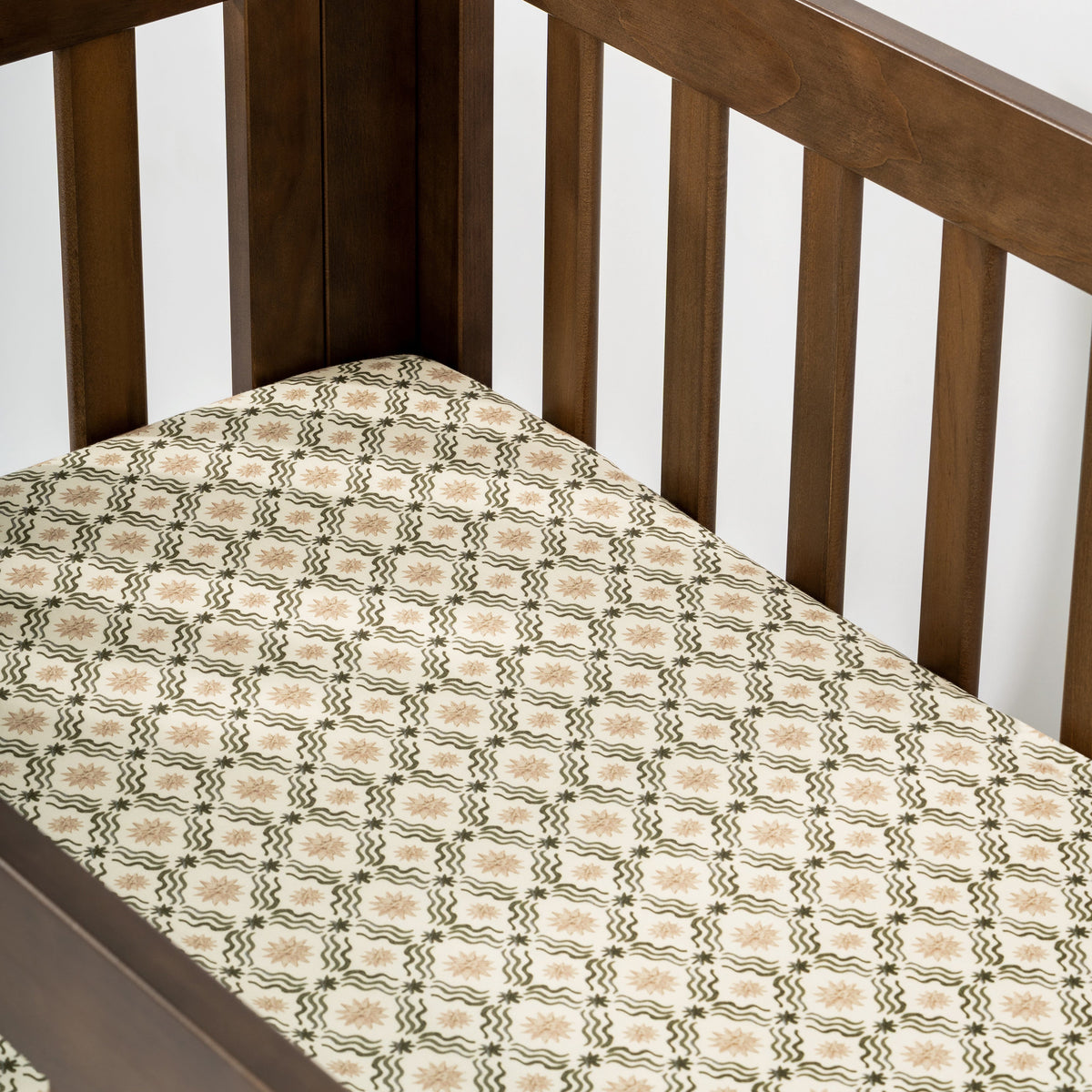 T34336JSR,Nate Berkus x Babyletto Mini Crib Sheet in Juniper Star